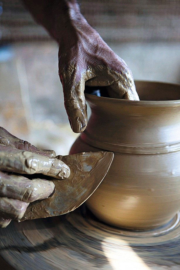 Detalhe Conforme molda a cerâmica, o artesão cria relevos sobre a peça (Foto: Lufe Gomes / Editora Globo)