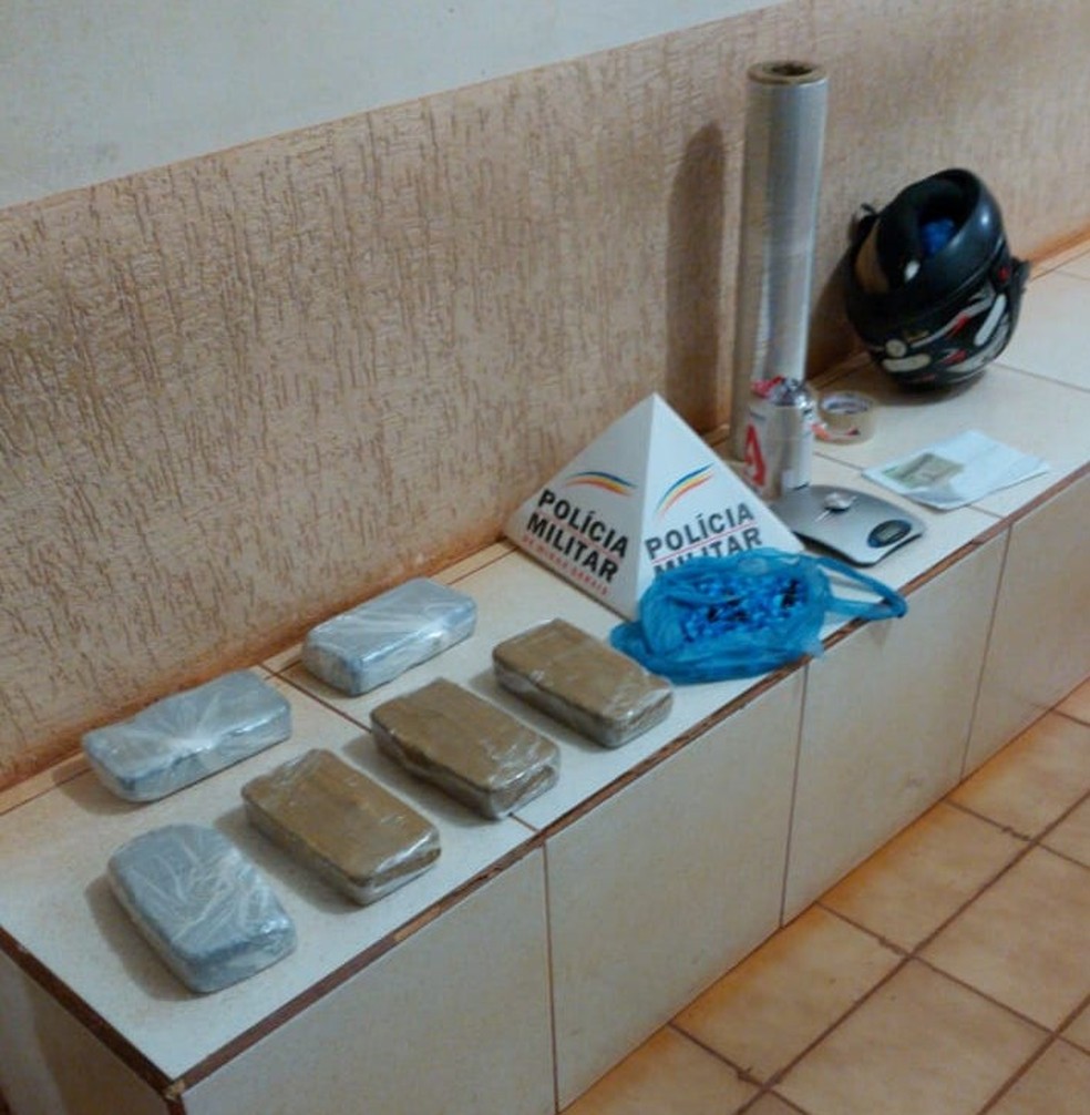 Mais de 6 kg pasta base e 125 papelotes de cocaína foram apreendidos em Monte Carmelo — Foto: Polícia Militar/Divulgação