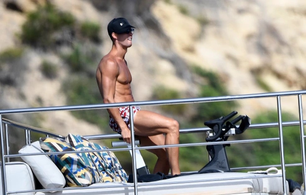 Cristiano Ronaldo mantém a forma durante férias em Maiorca — Foto: Splash