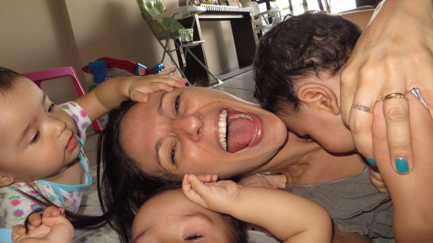 Paola se diverte com os filhos (Foto: arquivo pessoal)