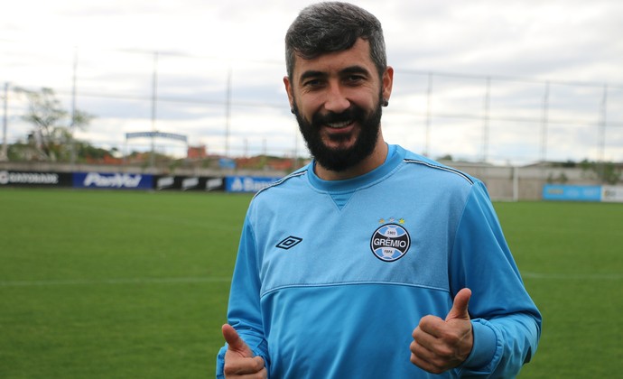 Grêmio faz contato com agentes de Douglas e vê renovação encaminhada