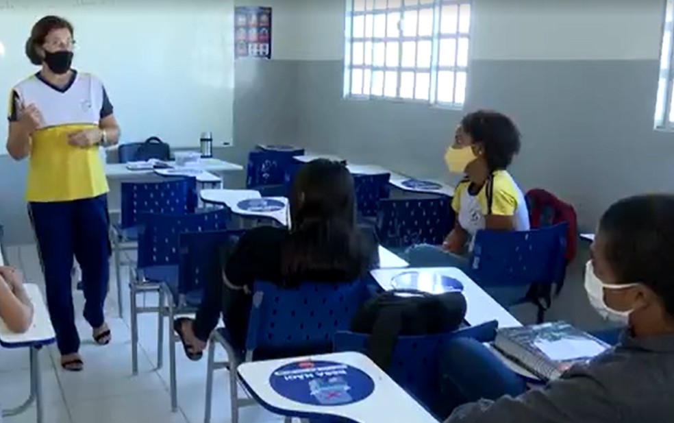 Atividades letivas nas unidades de ensino públicas e particulares poderão ocorrer na modalidade semipresencial — Foto: Reprodução / TV Bahia