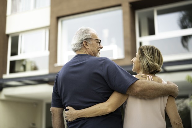 Rear view of mature couple in front of a house (Foto: Getty Images)
