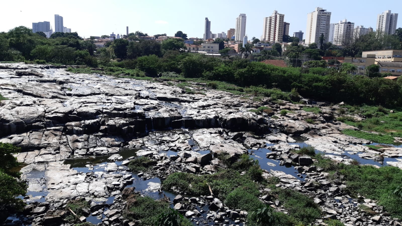 Há dez dias sem chuvas, vazão do Rio Piracicaba fica 84,4% abaixo da média e pedras ficam evidentes