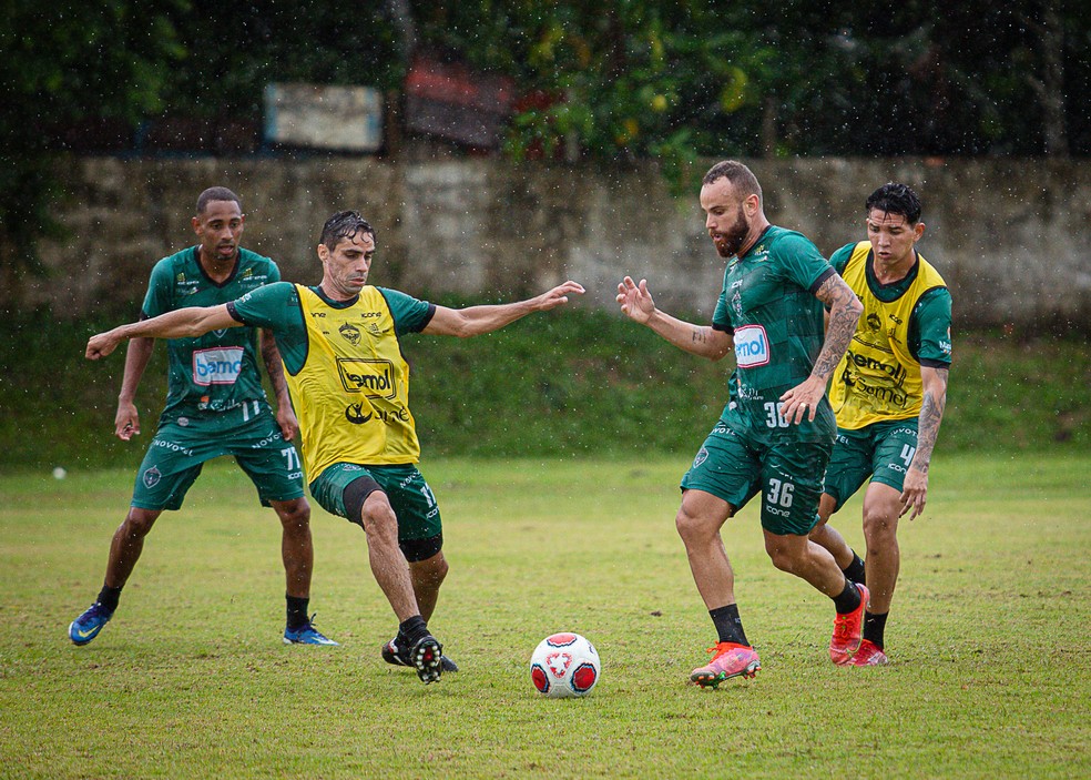 Manaus treina debaixo de chuva ou sol para a temporada &mdash; Foto: Ismael Monteiro / Manaus