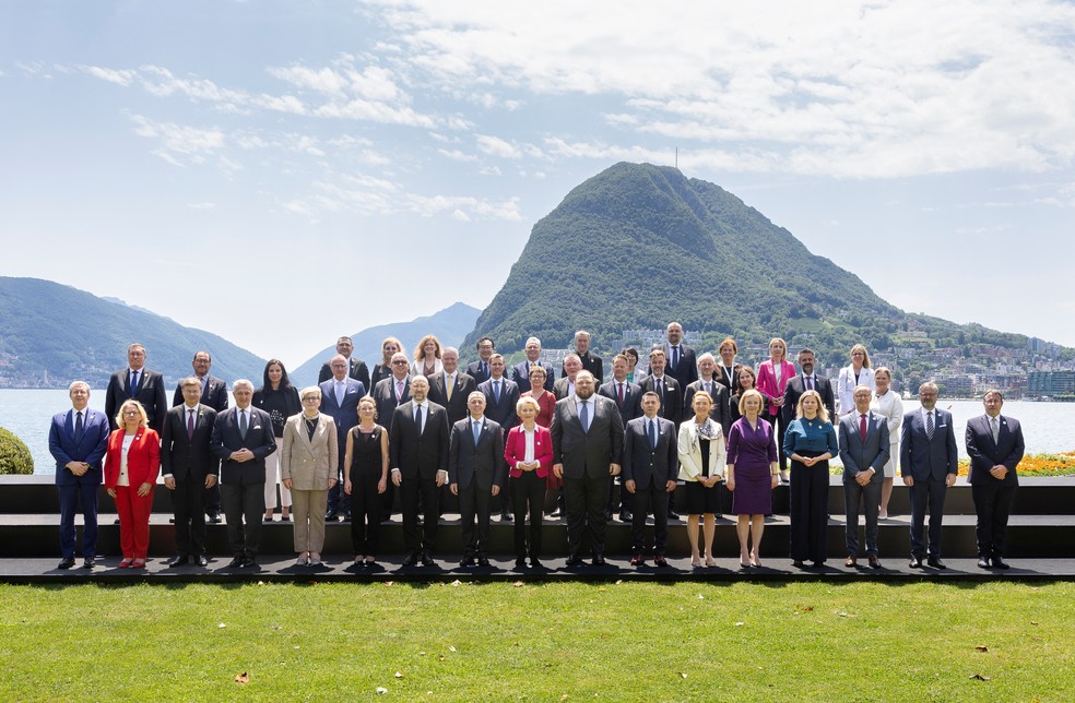 Foto oficial de todos presentes durante a Comiss&atilde;o para reconstru&ccedil;&atilde;o da Ucr&acirc;nia &mdash; Foto: Michael Buholzer/Pool via REUTERS