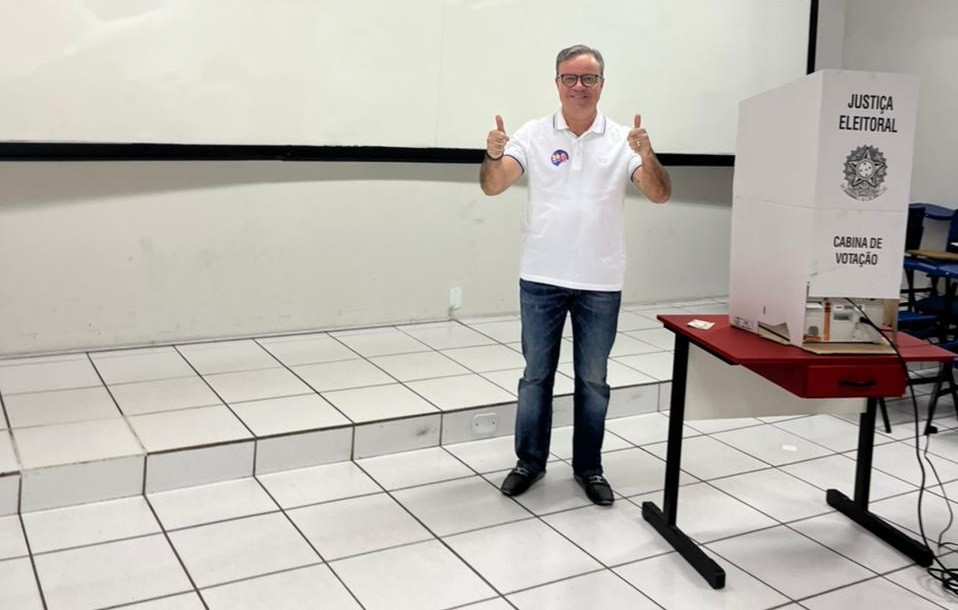 Luciano Almeida (PRTB), candidato a governador de Alagoas, vota em Maceió 