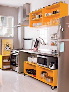 O publicitário Marcio Mota transformou os armários velhos da cozinha em módulos sem portas e laqueados de amarelo. Um está afixado na parede acima da pia e outro, com rodízios, encaixa-se embaixo da bancada