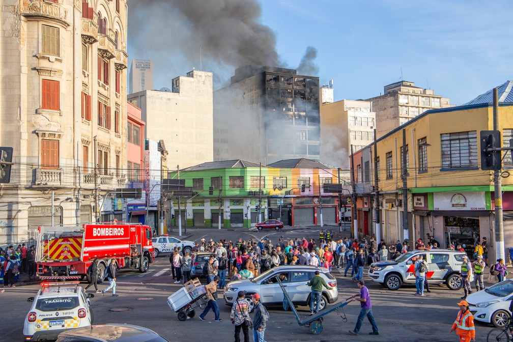 Incendio de grandes proporções atingiu prédios comerciais, na região da 25 de Março, conhecida aréa de comércio popular de São Paulo, nesta segunda-feira (11). — Foto: WAGNER VILAS/AGÊNCIA O DIA/AGÊNCIA O DIA/ESTADÃO CONTEÚDO