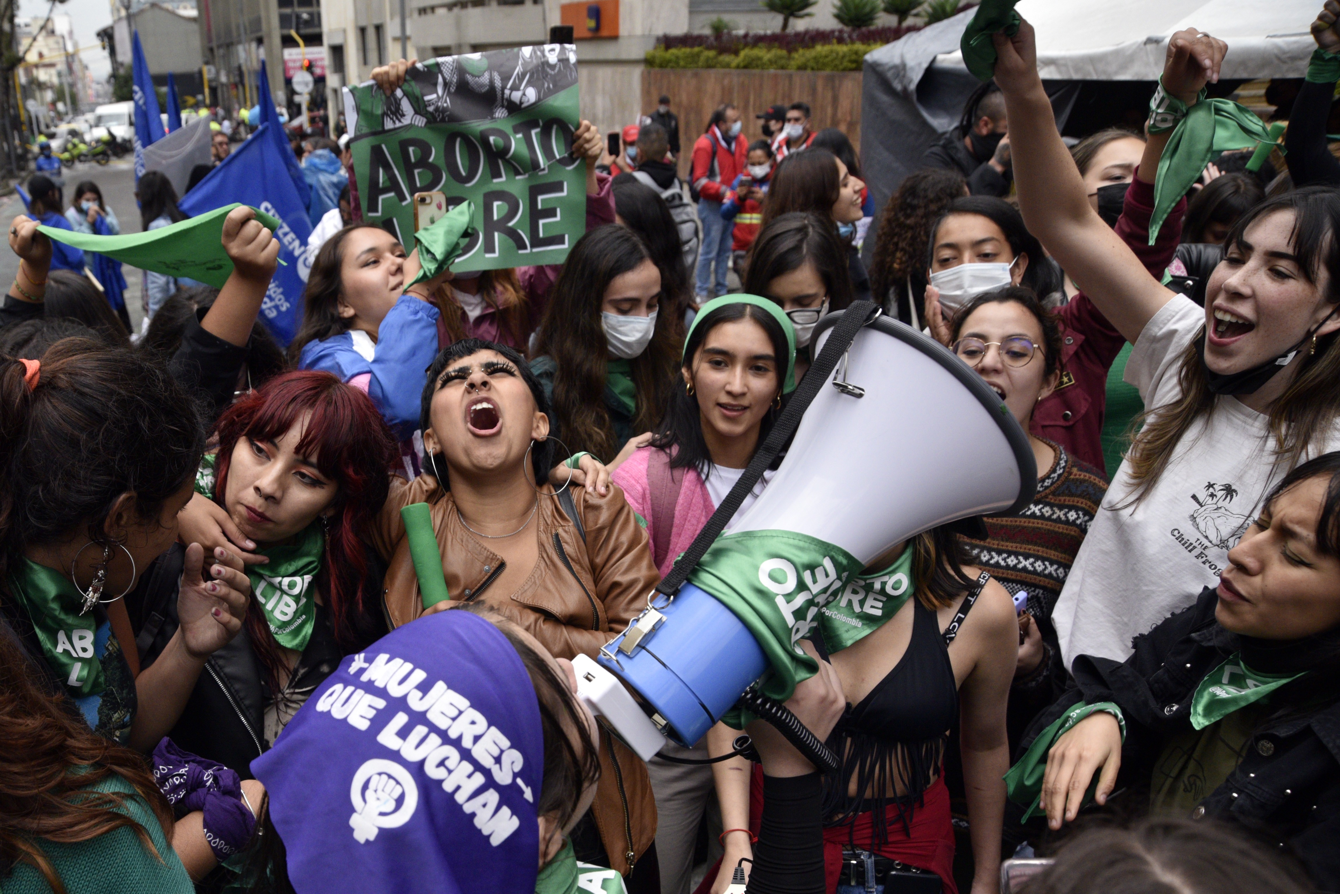BOGOTA, COLOMBIA - FEBRUARY 21: Pro-Choice demonstrators celebrate outside the Justice Palace after the Constitutional Court voted in favor of decriminalizing abortion up to 24 weeks of gestation on February 21, 2022 in Bogota, Colombia. Since 2006, abort (Foto: Getty Images)