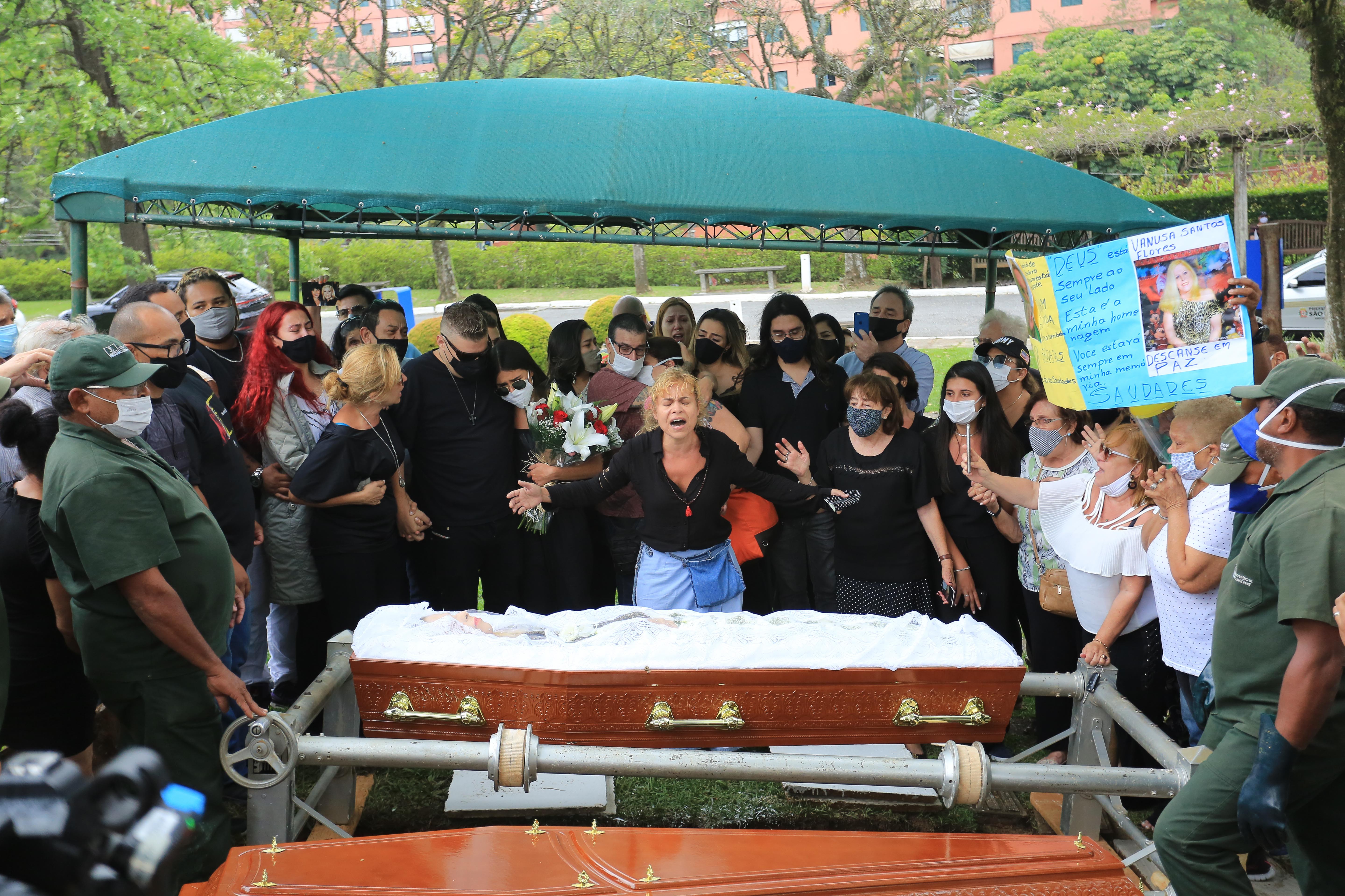 Familiares e amigos se despedem de Vanusa (Foto: Amauri Nehn/Brazil News)