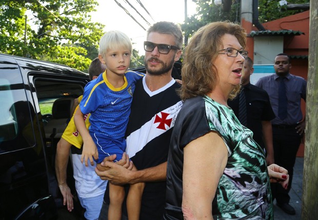 Rodrigo Hilbert chega com o filho (Foto: Marcello Sá Barretto/AgNews)