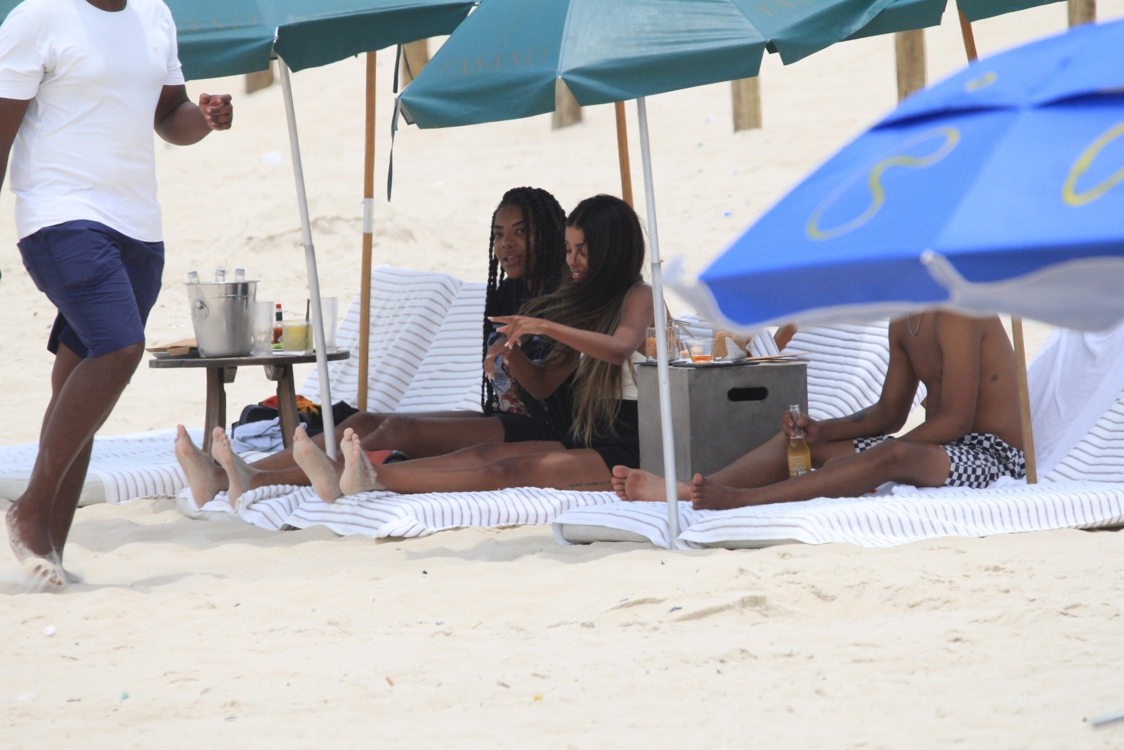 Ludmilla e Brunna Gonçalves curtem praia com amigos (Foto: AgNews/JC Pereira e Daniel Delmiro)