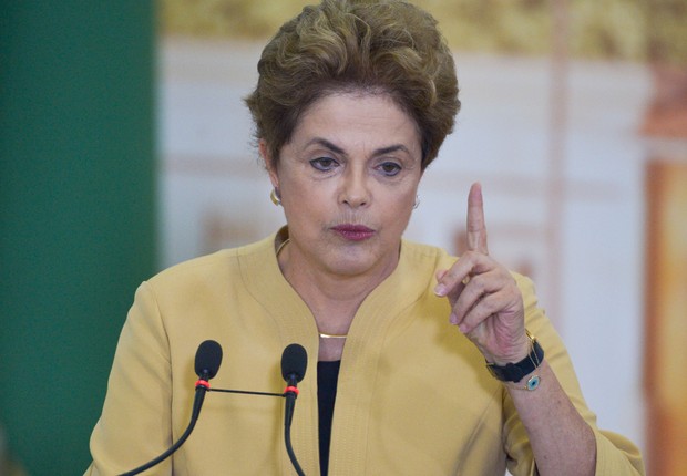 A presidente Dilma Rousseff participa de cerimônia de anúncio da prorrogação da permanência dos médicos brasileiros formados no exterior e estrangeiros no Programa Mais Médicos (Foto: José Cruz/Agência Brasil)