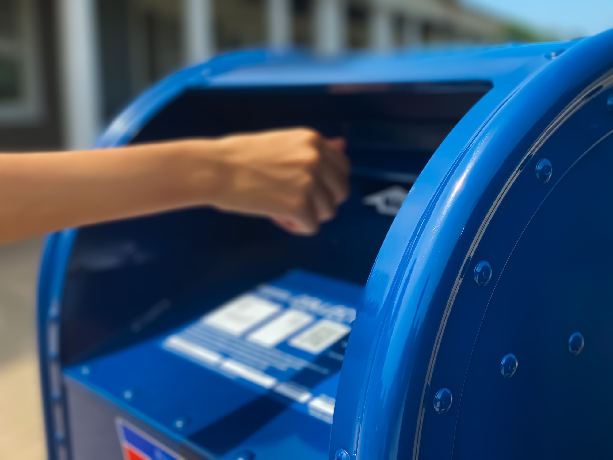 female mailing letter at outdoor mailbox (Foto: Getty Images)