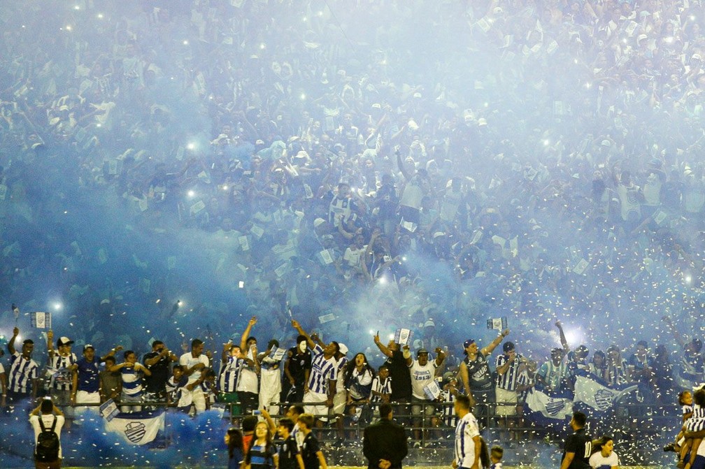 Torcida do CSA pinta a noite de azul em Maceió (Foto: Jonathan Lins/G1)