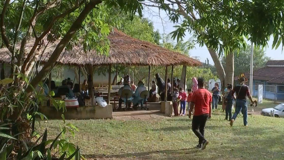 Agentes de saúde aplicam testes da Covid-19 em indígenas da aldeia em Arco-Íris — Foto: TV TEM/Reprodução