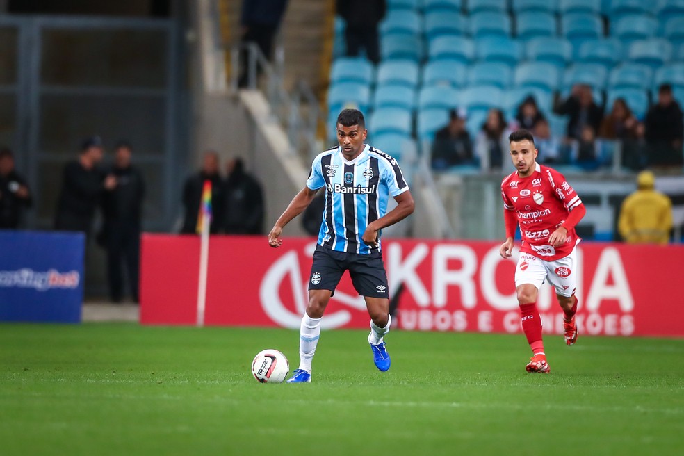 Dono de um dos maiores salários do elenco, Thiago Santos volta a jogar diante da torcida do Grêmio pela primeira vez desde junho