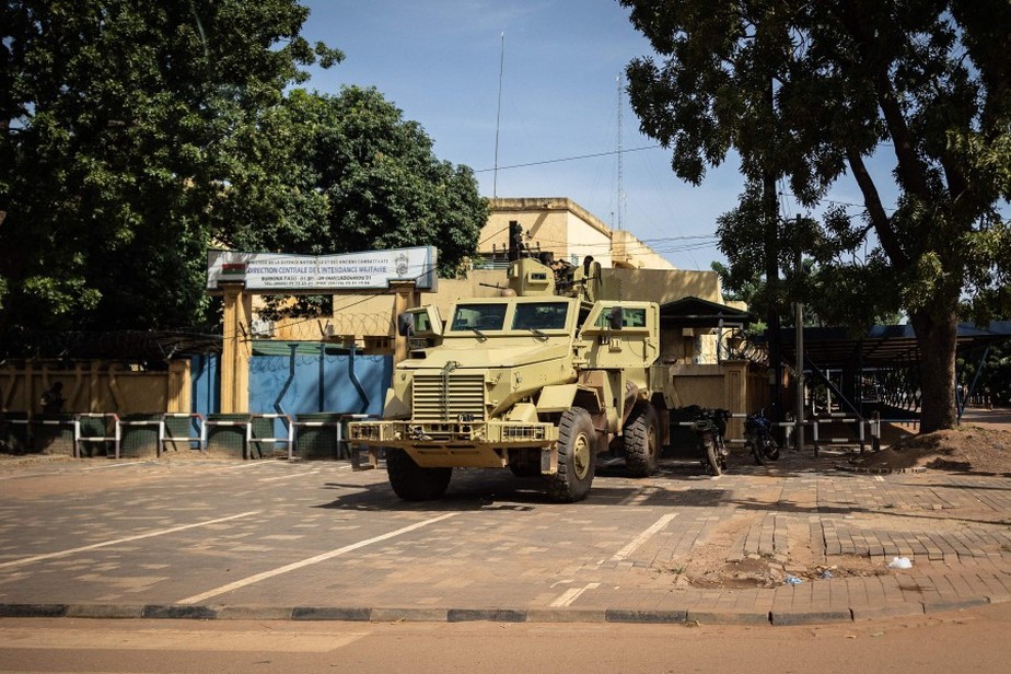 Veículo militar é visto em frente à sede da televisão estatal em Burkina Faso