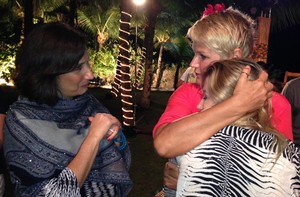 Ao lado da mãe Zizi, Luiza Possi troca carinho com rainha (TV Xuxa / TV Globo)
