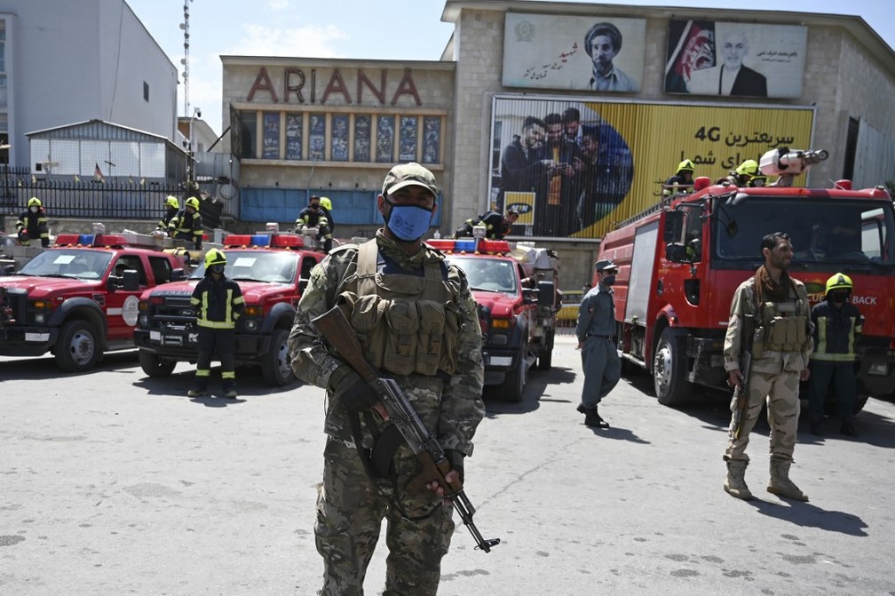 Militares e bombeiros em Cabul — Foto: Wakil Kohsar/ AFP