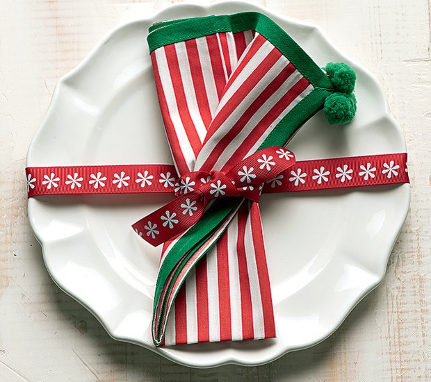 “Embale” cada prato na mesa de Natal. A fita que envolve a louça também prende o guardanapo (Foto: Iara Venanzi/Casa e Comida)