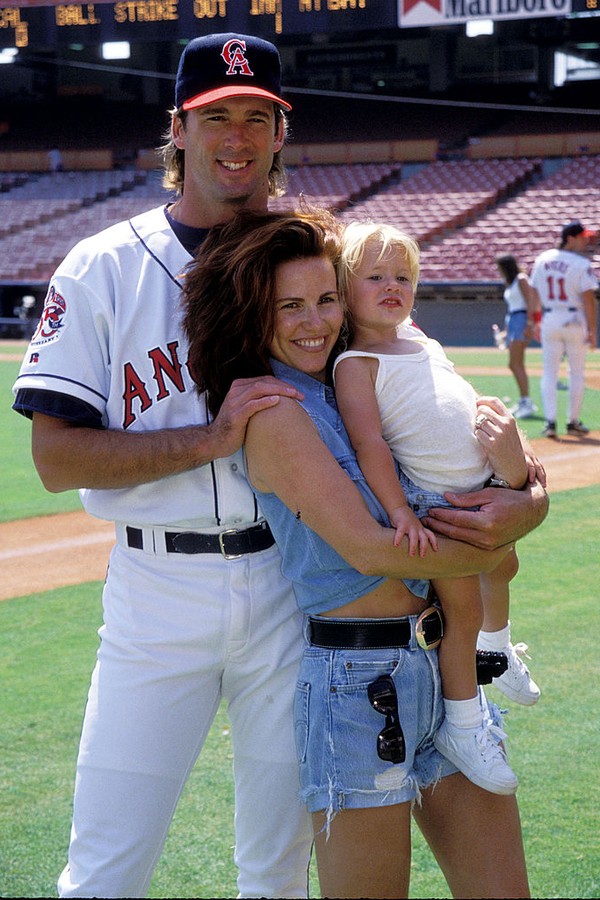 Former Anaheim Angels pitcher Chuck Finley with Tawny Kitaen and their daughter Winter in a 1992 file photo. The actress, wife of former Anaheim Angels pitcher Chuck Finley, was ordered released from jail Wednesday evening, pending trial on misdemeanor do (Foto: WireImage)
