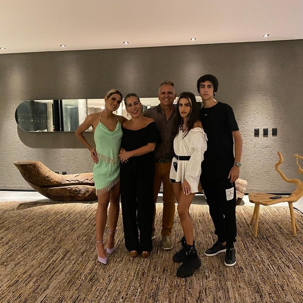 Glória Pires, Orlando Morais, Antônia, Ana e Bento passam férias em São Miguel dos Milagres (Foto: Reprodução/Instagram)