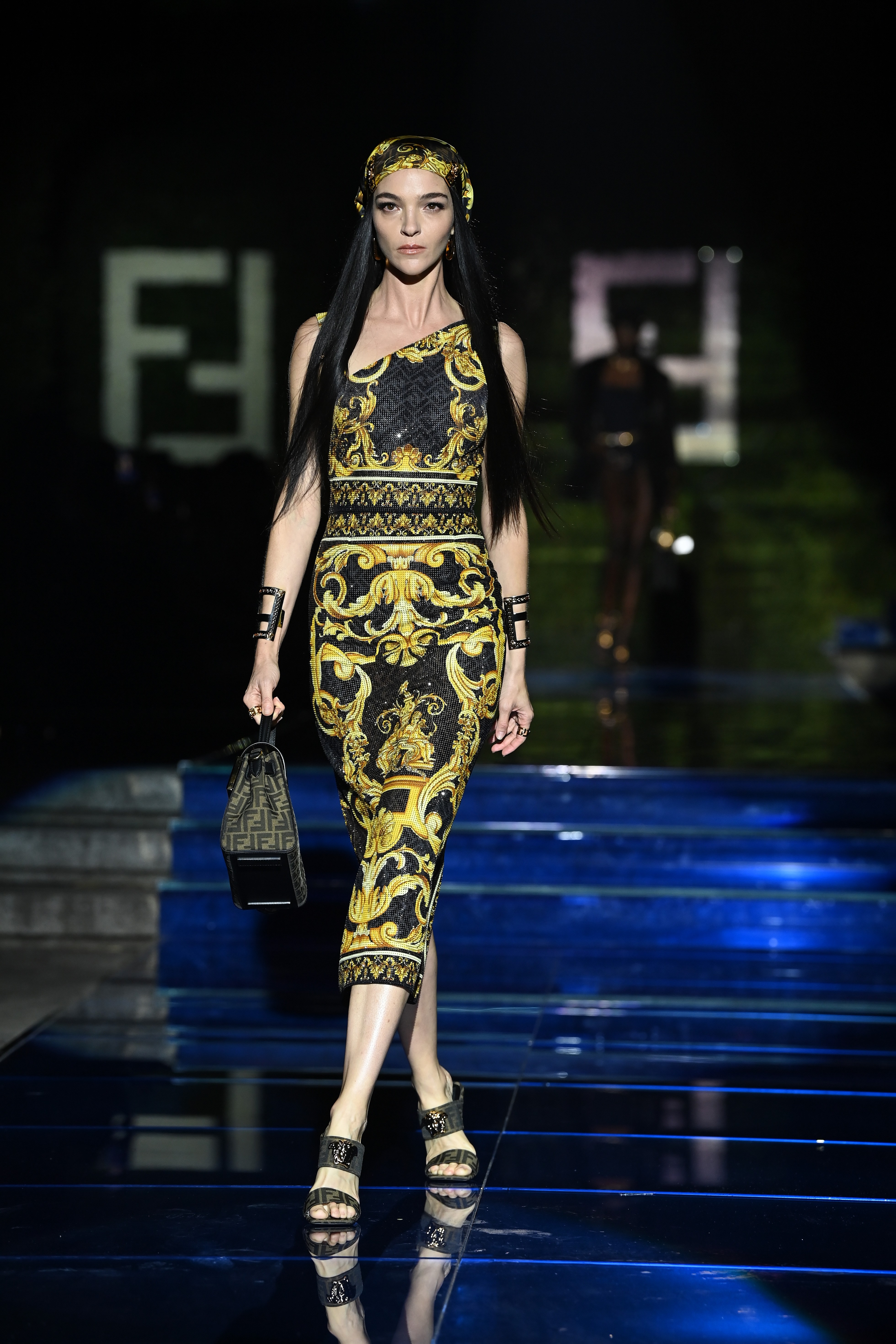 MILAN, ITALY - SEPTEMBER 26: Maria Carla Boscono walks the runway at the Versace special event during the Milan Fashion Week - Spring / Summer 2022 on September 26, 2021 in Milan, Italy. (Photo by Daniele Venturelli/Daniele Venturelli / Getty Images ) (Foto: Daniele Venturelli / Getty Image)