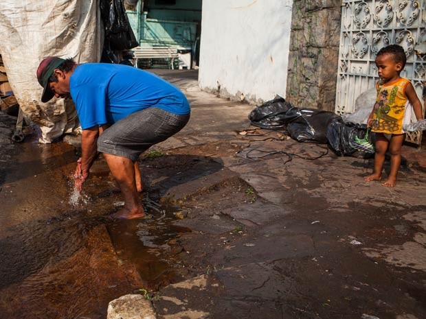 Moradores lavam as mãos em vazamento de água na Rua Correia Dias na altura do numero 100, no bairro do Paraíso. (Foto: Victor Moriyama/G1)