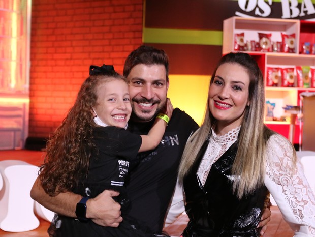 Caio Afiune com a noiva, Waléria Motta, e a filha mais velha, Alice (Foto: Will Becker/Brazil News)