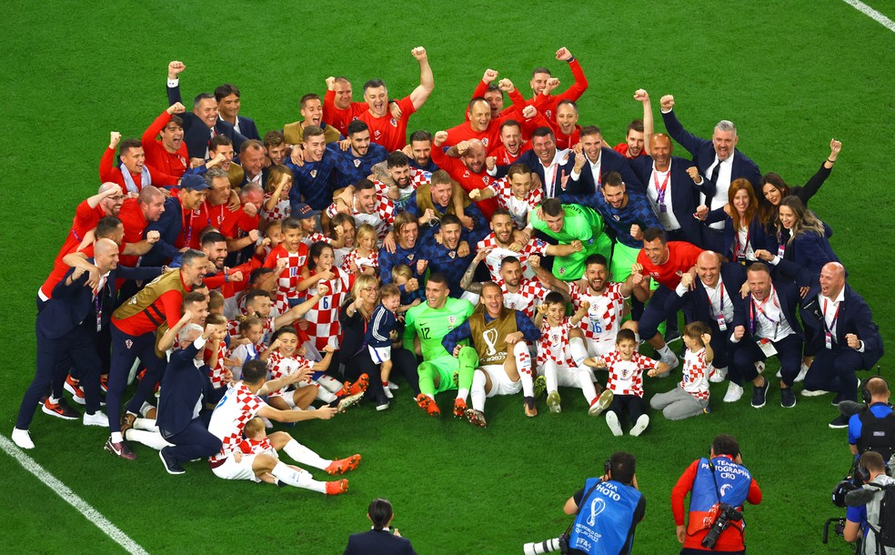 Cro&aacute;cia comemora classifica&ccedil;&atilde;o contra o Brasil com familiares no gramado &mdash; Foto: REUTERS/Fabrizio Bensch