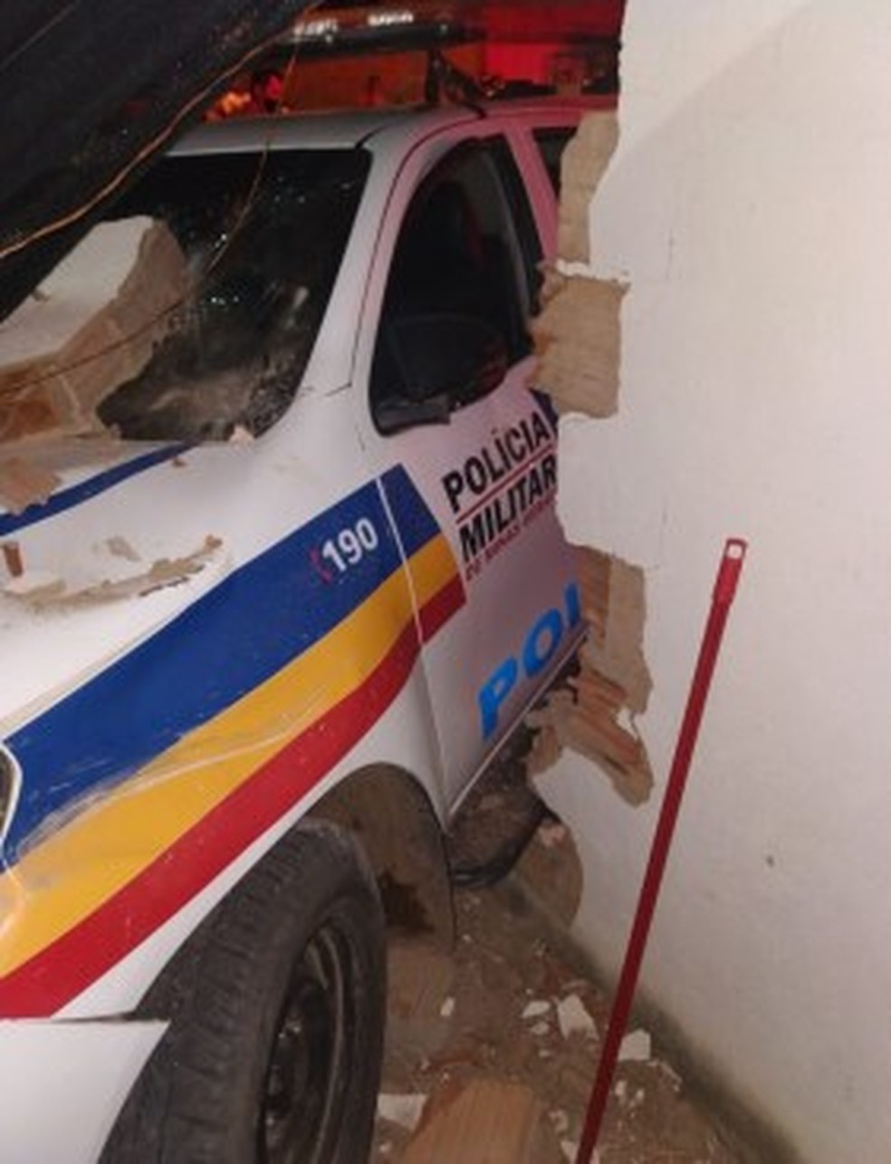 Viatura derrubou parte do muro de uma casa — Foto: Polícia Militar/ Divulgação