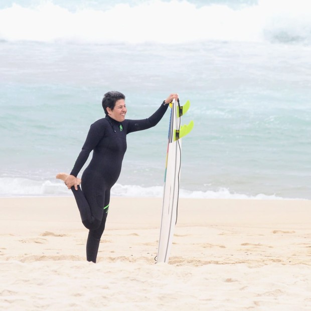 Adriane Bonato aproveita dia para surfar na Praia de São Conrado, no Rio (Foto: Daniel Delmiro/AgNews)