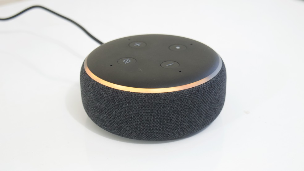Amazon Echo Dot possui design compacto — Foto: Marvin Costa/TechTudo