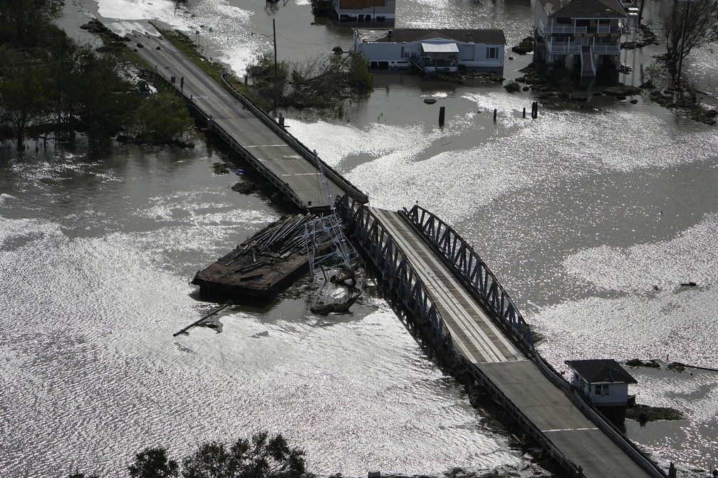 Barcaça destrói ponte em Lafitte, no estado de Louisiana, após a passagem do furacão Ida em 30 de agosto de 2021 nos Estados Unidos — Foto: David J. Phillip/AP