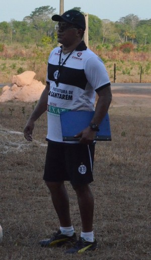 Treinador do São Raimundo, Samuel Cândido, realizou treinamentos técnicos e táticos (Foto: Dominique Cavaleiro/ GloboEsporte.com)