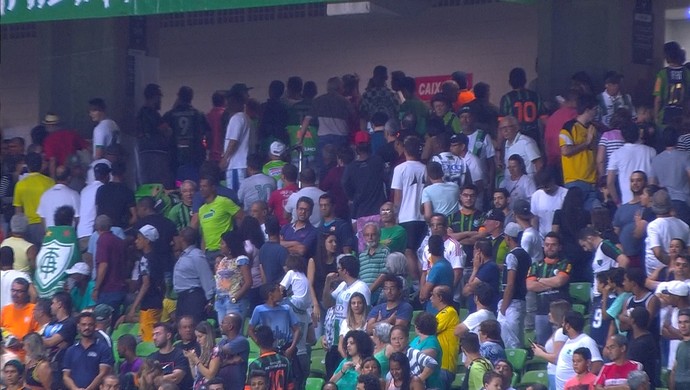 Pacotão do clássico tem confusão e ArrascÁbila malandramente