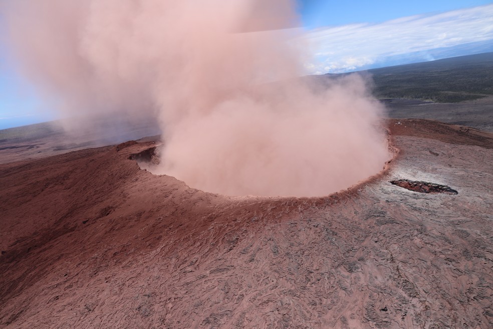 Cinzas do vulcÃ£o Kilauea, no HavaÃ­, sÃ£o vistas nesta sexta-feira (4) (Foto: U.S. Geolgogical Survey via AP)
