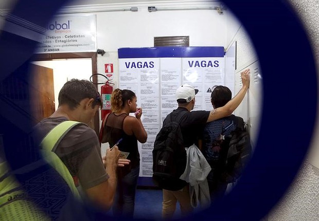 Brasileiros olham vagas de emprego em agência de empregos em São Paulo ; desemprego ; desempregados ;  (Foto: Paulo Whitaker/Reuters)
