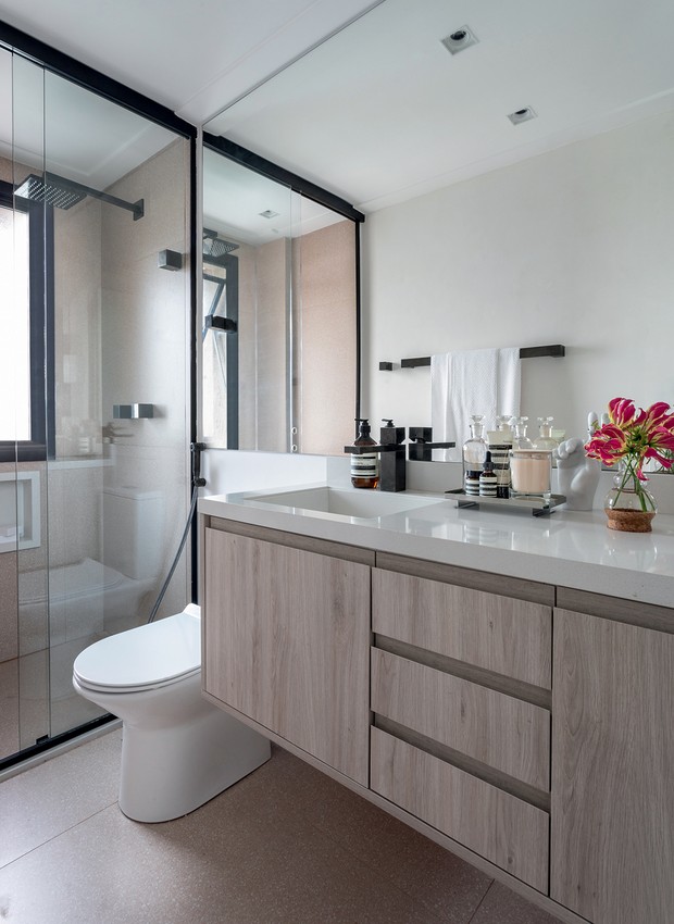 No banheiro — e em toda a área molhada do apê —, o piso é de porcelanato estilo granilite Terrazzo Rose, da Decortiles. Gabinete da Criare e espelho da Guardian (Foto: Evelyn Muller / Divulgação)
