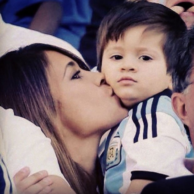 Antonella Roccuzzo dá beijinhos em Thiago enquanto assistem à partida da Argentina (Foto: Reprodução/Instagram)