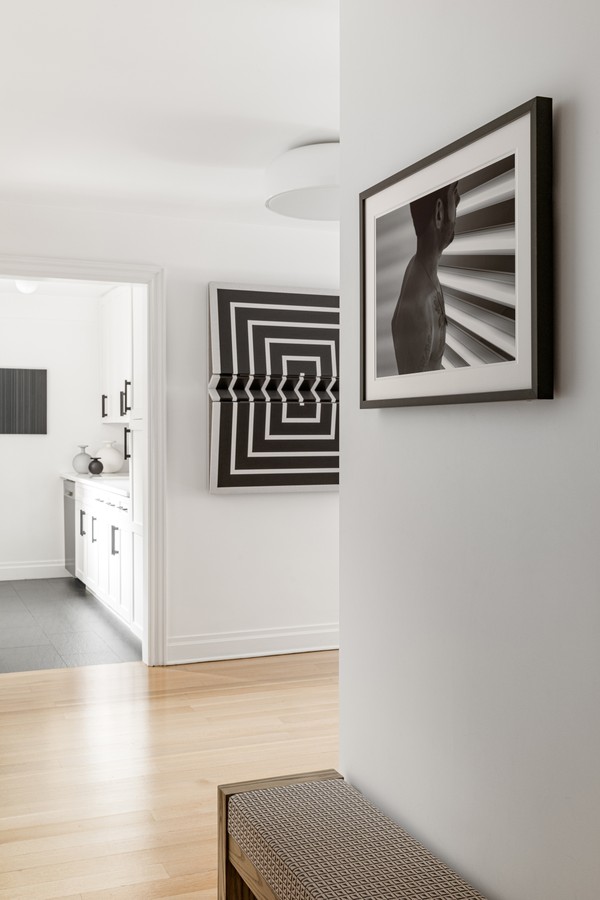 Em Nova York, apartamento de 93 m² exibe décor em preto e branco (Foto: Sean Litchfield)