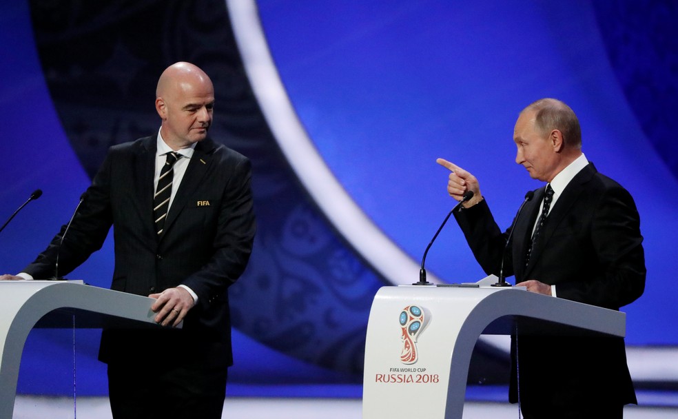 Infantino e Vladimir Putin durante o sorteio dos grupos da Copa de 2018 (Foto: Grigory Dukor/Reuters)