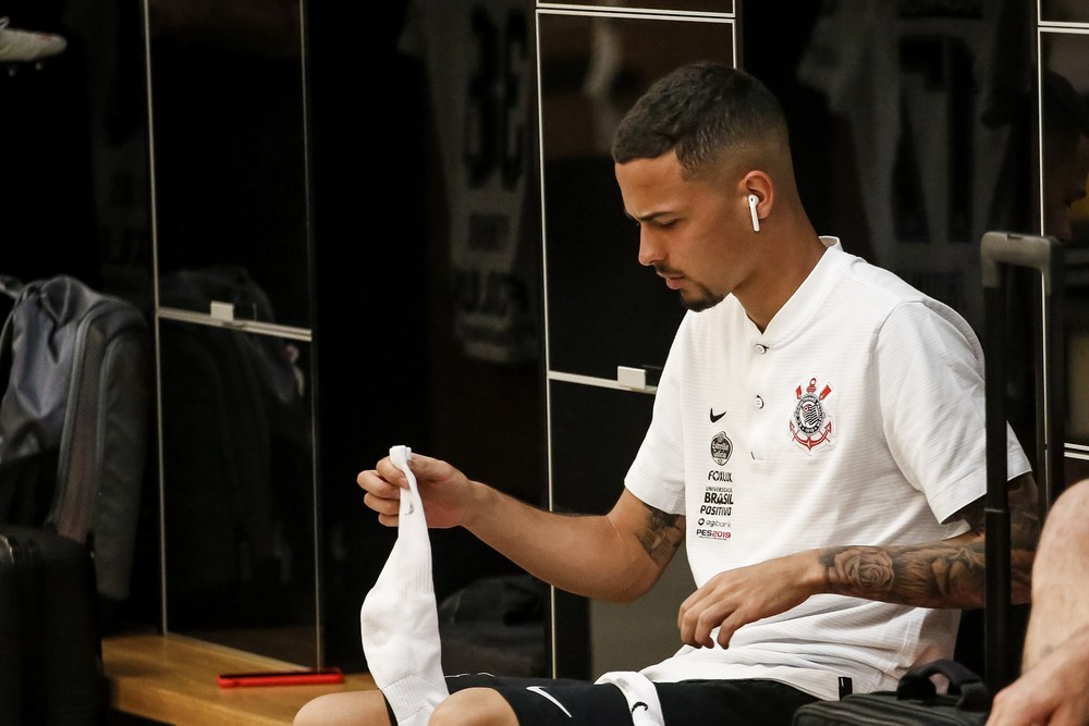 Fluminense e Corinthians conversam pelo empréstimo do volante Thiaguinho