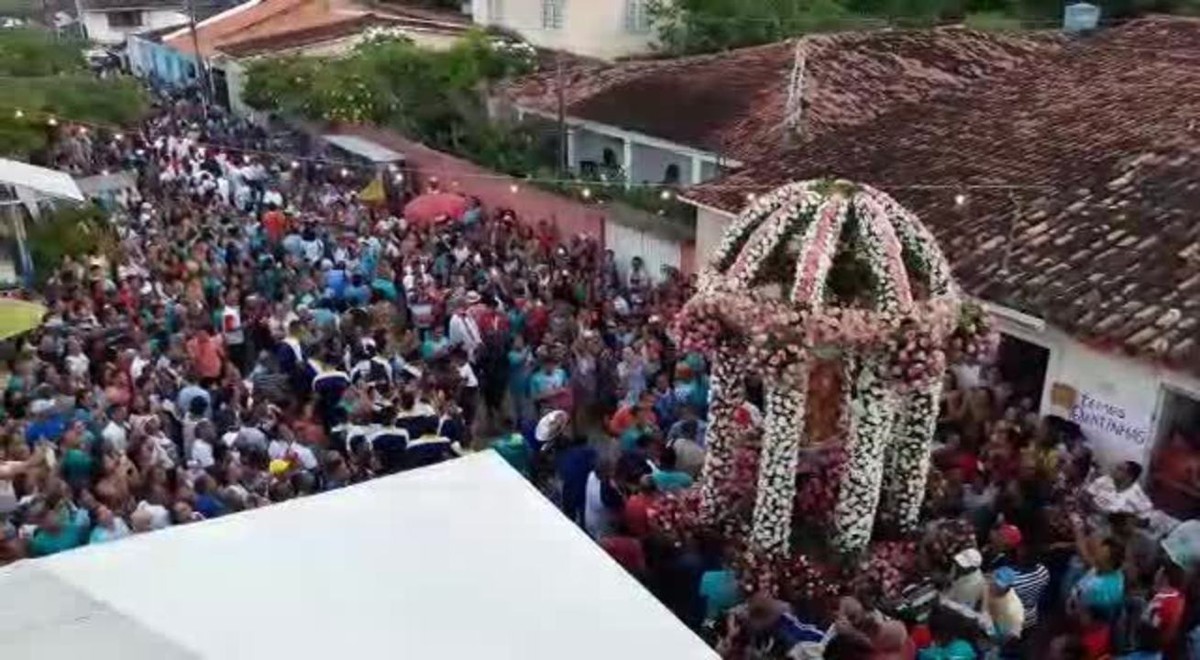 Procissão de Santa Luzia reúne milhares de fiéis em Santa Luzia do