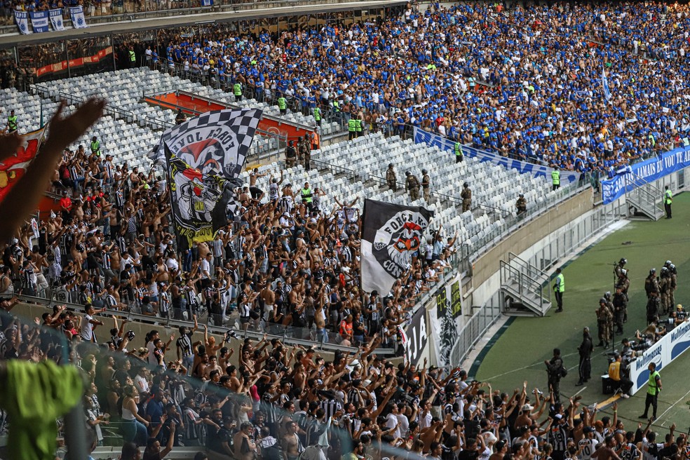 Torcidas de Cruzeiro e Atlético-MG separadas no Mineirão — Foto: Pedro Souza / Atlético-MG