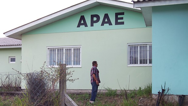 Apae admite que a porta da frente estava aberta (Foto: João Laud/RBS TV)