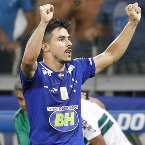 Willian vibra com gol, o sétimo nos últimos seis jogos pelo Cruzeiro