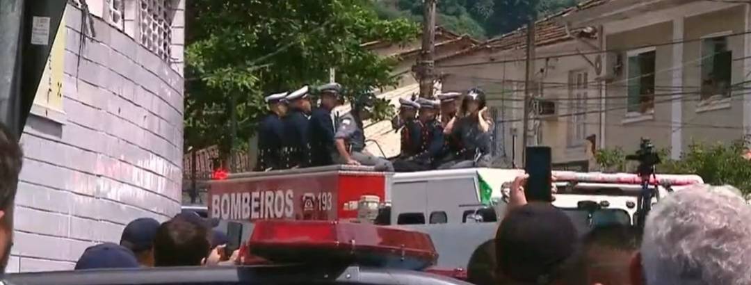 Bombeiros se preparam para escolta do caixão de Pelé Caixão por Santos, no litoral de SP, nesta terça-feira (3).